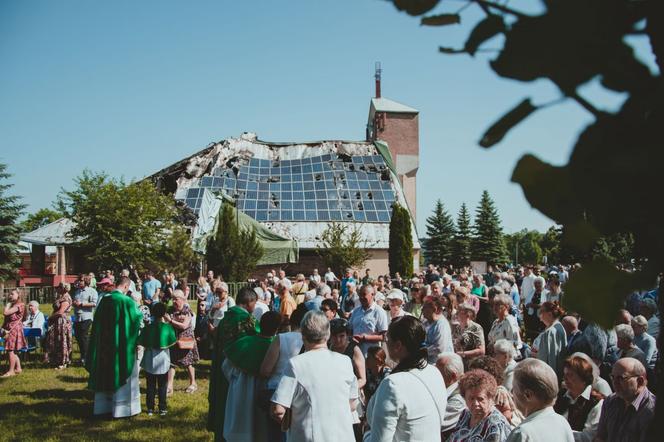 Msza niedzielna przy spalonym kościele w Sosnowcu