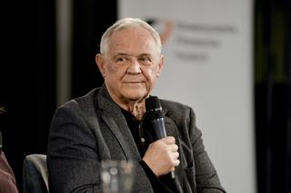 Marek Kondrat na nowym nagraniu zaskakuje. Jak dziś wygląda?