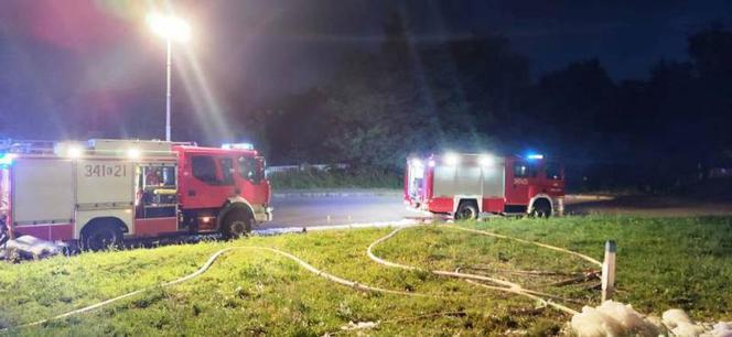 Stróże. To nie były ćwiczenia! Strażacy po kolana w pianie gaśniczej