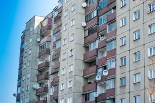 Lublin: 12-latka wyskoczyła z okna. Spadła z ósmego piętra. Przerażające