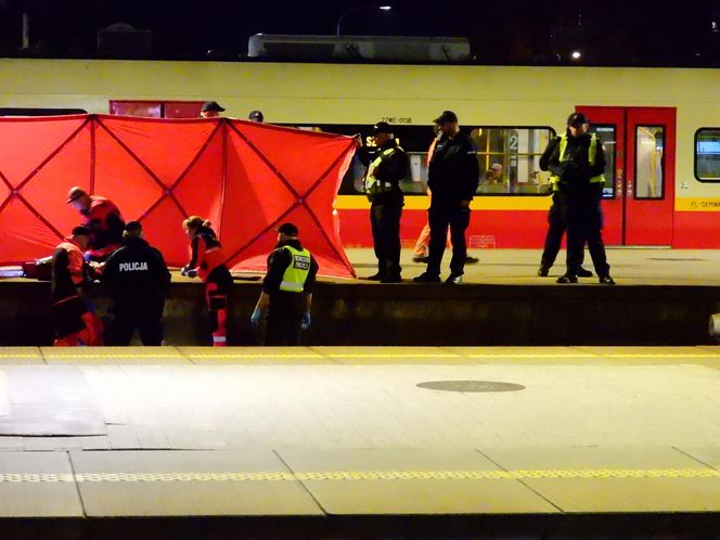 Młody mężczyzna wpadł między peron a pociąg w Warszawie. Został zmiażdżony