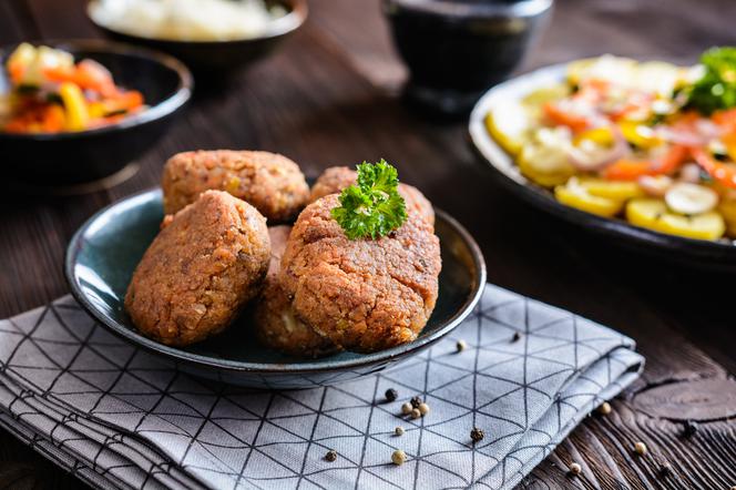 KOTLETY Z KASZY GRYCZANEJ I SERA - przepis na wegeburgery