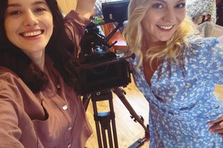 M jak miłość po wakacjach. Ola (Justyna Karłowska),Jagoda (Katarzyna Kołeczek) na planie odc. 1762