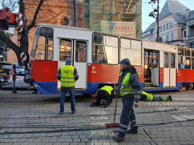 To mogło skończyć się tragedią w centrum Bydgoszczy. Wykoleił się tramwaj, którym podróżowało 50 pasażerów