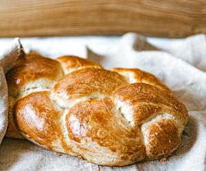 Zamiast mleka dodaj ten nieoczywisty napój. Domowa chałka wyjdzie obłędnie