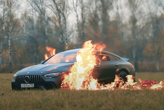 Rosyjski youtuber miał DOŚĆ. Spalił swojego Mercedesa-AMG GT 63 S - WIDEO