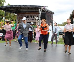 Było spotkanie z modą, muzyką i samochodami z lat 20. w Korczewie. Za nami impreza „Magia lat 20-tych” 2025