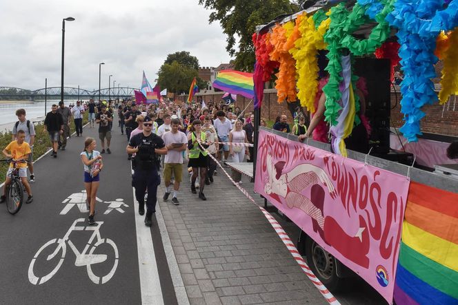 VI Toruński Marsz Równości. Przeciwnicy modlili się w centrum