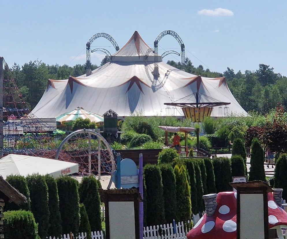 Namiot, w którym odbywać się będą główne atrakcje Festiwalu Iluzji, już stoi