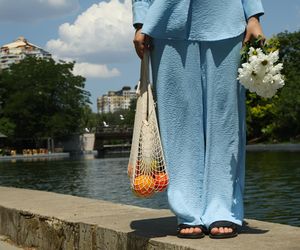 Spodnie culotte to must have tego lata. Jak je nosić w modnym stylu? 