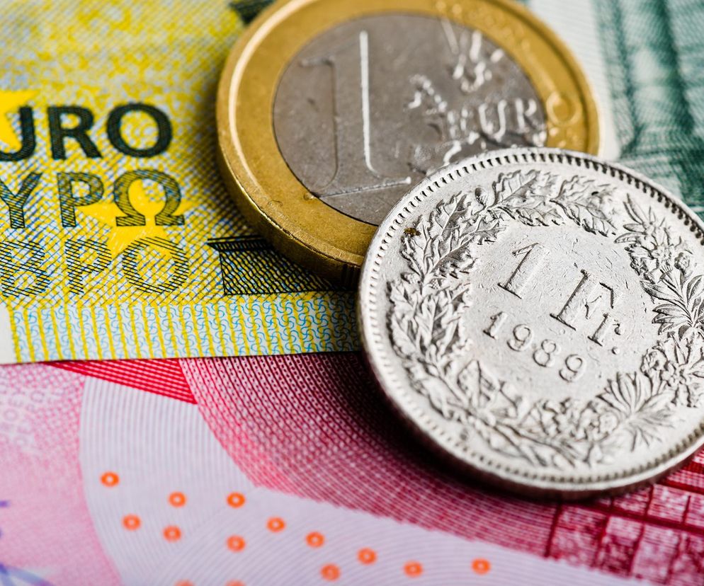 Banknoty euro i moneta 1 franka szwajcarskiego na pierwszym planie, symbolizujące dynamiczne zmiany kursów walut na dzień 6 listopada 2025. W serwisie Super Biznes można przeczytać o aktualnych notowaniach, w tym wzroście euro i stabilności franka.