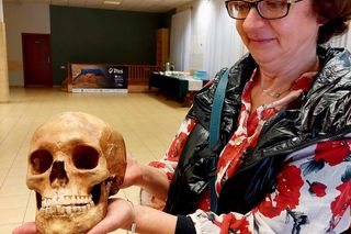 Blada, raczej drobna, o skandynawskiej urodzie. Umęczona, choć bardzo młoda. Tak wyglądała Wampirka z Pnia