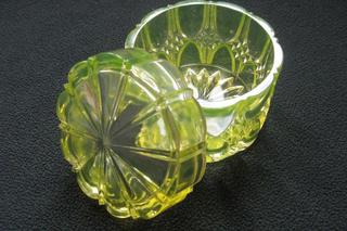 Szkło uranowe - zobacz, jak wyglądają świecące naczynia