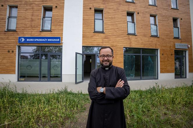 Poznań - Ksiądz otwiera kościół w bloku