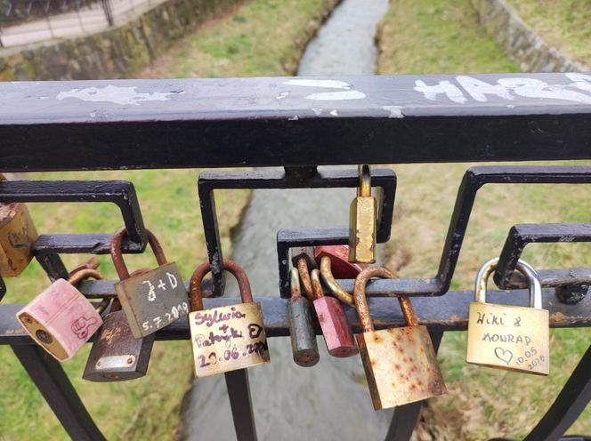 Tak wygląda most zakochanych w Tarnowie. W pobliżu jest zapomniana kapliczka św. Walentego