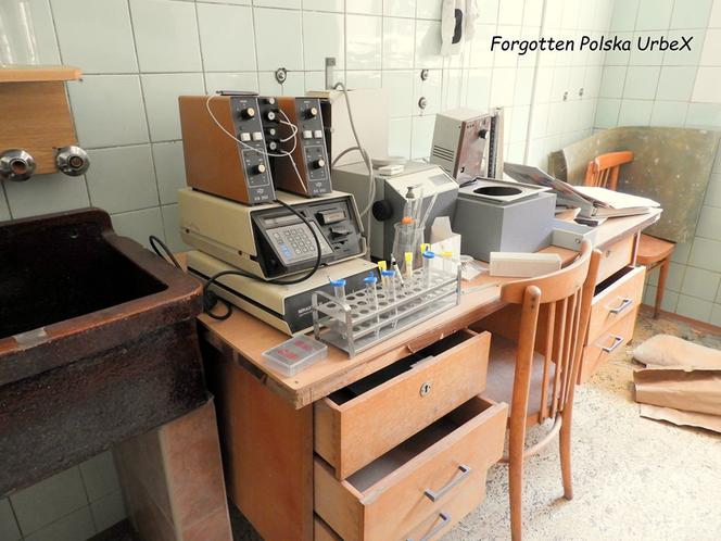 Lalka "śpiąca" w łóżku i urządzenia rehabilitacyjne. Co znajduje się w opuszczonym sanatorium przy polskiej granicy? [ZDJĘCIA]