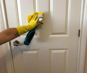 Mieszam z wodą i przecieram drzwi. Tłuste ślady po palcach i zabrudzenia znikają niczym zaczarowane. Domowa mieszanka do czyszczenia drzwi wewnętrznych i zewnetrznych