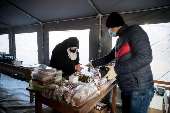 Karp od zakonnic ze Staniątek.  Cena wyższa niż w marketach, ale po ryby ustawiają się tłumy