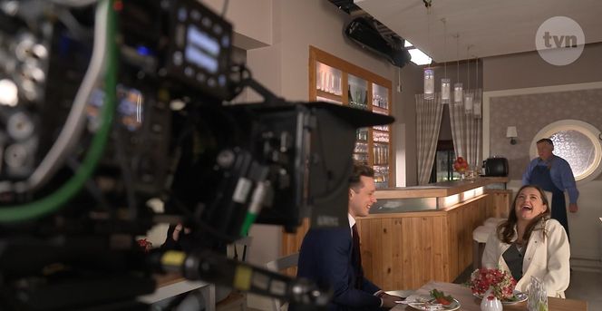 Na Wspólnej na planie. Darek Żbik (Michał Mikołajczak), Aneta (Dorota Krempa), Włodek (Mieczysław Hryniewicz)