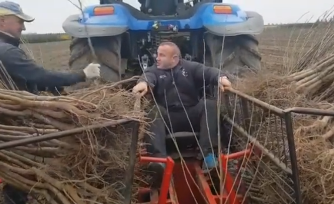 Mariusz Pudzianowski pokazał jak pije alkohol