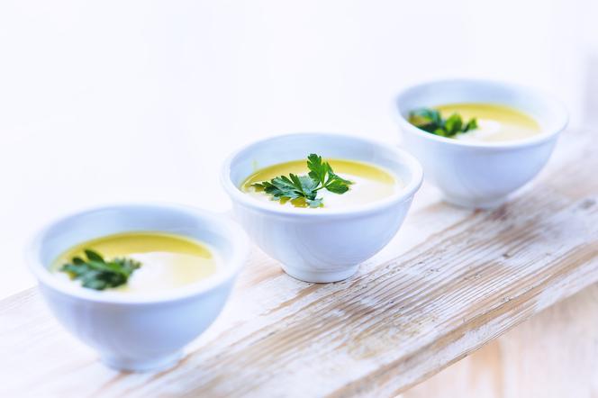 Krem selerowy z parmezanem: przepis na pożywną i aromatyczną zupę