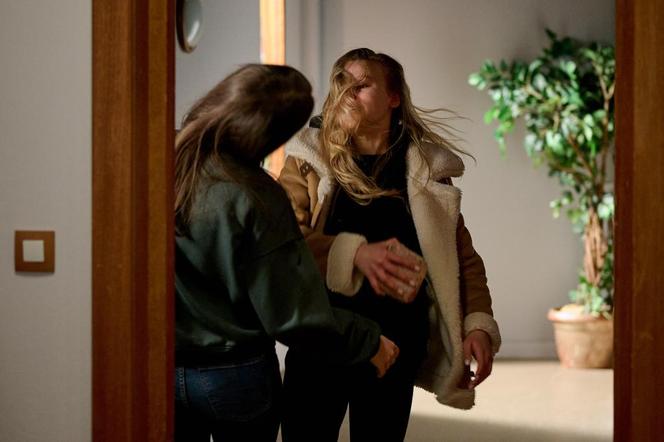 Na Wspólnej odc. 3833: Ula (Julia Jurek), Karolina (Wiktoria Supryn) - żona Natana