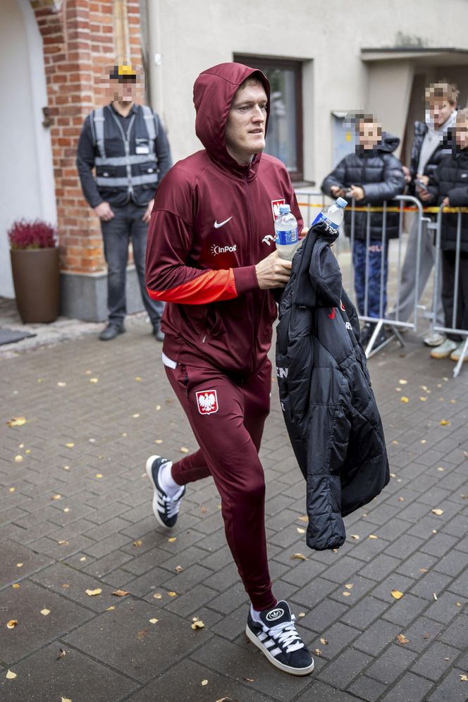 Reprezentacja zmokła na spacerze. Lewandowski się krył przed deszczem