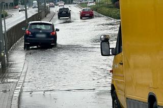 Totalna nawałnica w Warszawie. Samochody zatonęły na drodze