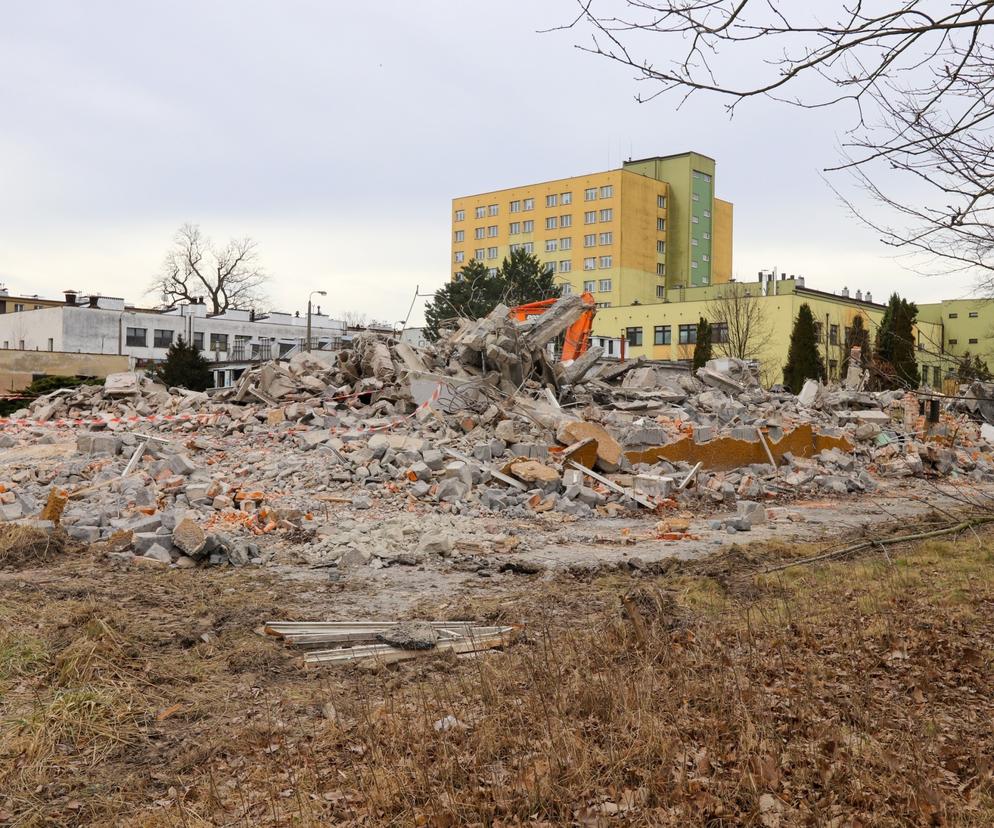 Rozbiórka starego budynku obok Szpitala Powiatowego w Pszczynie. Stanie tam nowa siedziba RCKiK 