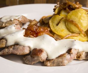 Polędwiczki wieprzowe w sosie serowym  - przepis na eleganckie, szybkie danie