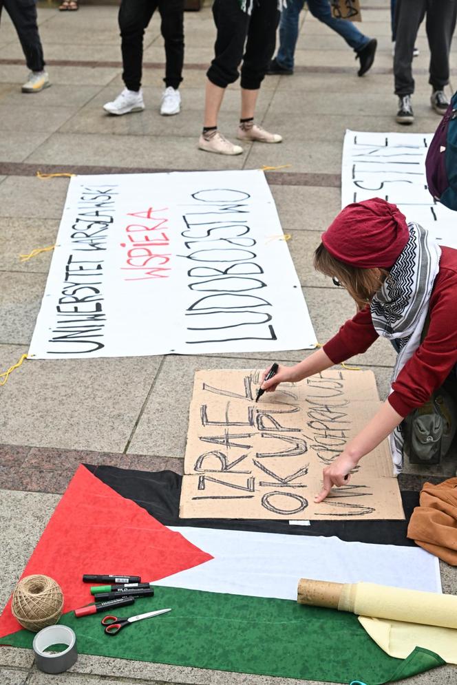 Protest studentów pod bramą Uniwersytetu Warszawskiego 