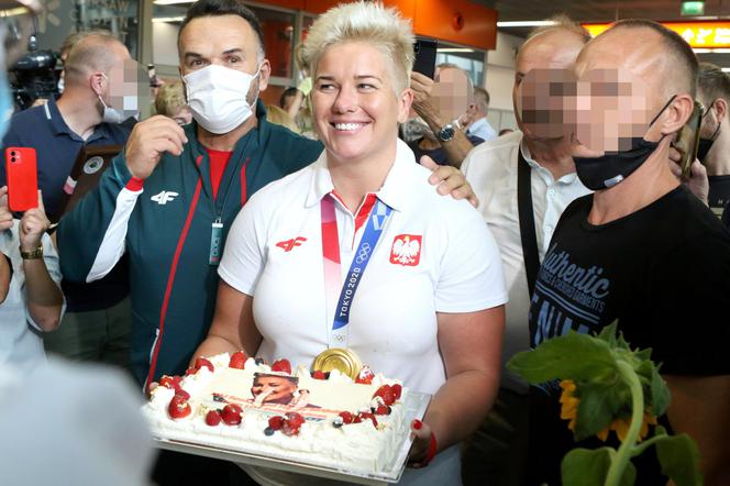 Polscy olimpijczycy wrócili do ojczyzny! Anita Włodarczyk została przywitana tortem