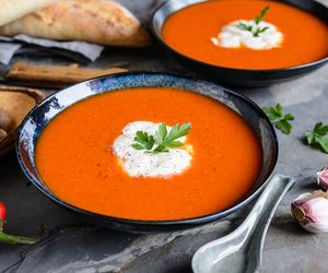 Zupa z pieczonej papryki i pomidorów 