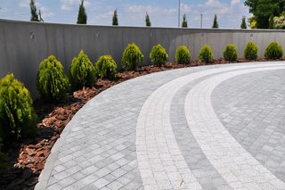 Betonowe ogrodzenie może być nowoczesne lub tradycyjne