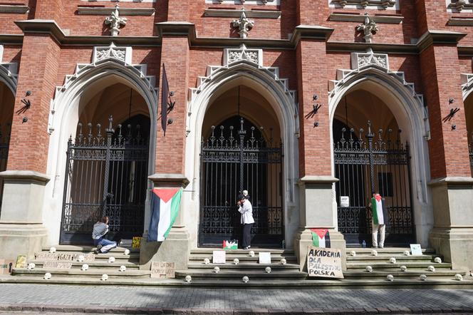 Protest solidarnościowy z Palestyną. Studenci przykuli się do bramy UJ