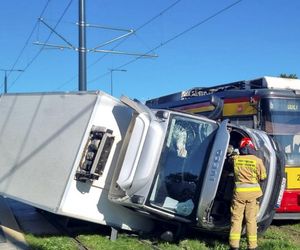  Łódź. Tramwaj zderzył się z dostawczym Iveco. Trzy osoby ranne w wypadku [ZDJĘCIA]