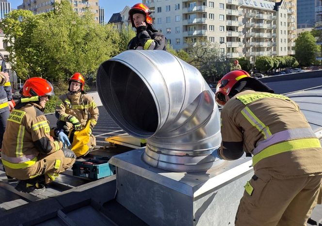 Utknął w rurze i wołał o pomoc. 44-letni Gruzin aresztowany! Wszystko się wyjaśniło