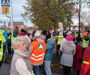 Protest na DK nr 80 po wypadku, w którym zginął 15-letni Kuba. Mieszkańcy zablokowali drogę