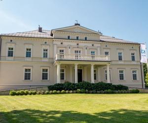 Zabytkowy pałac z wielkim parkiem pod Wrocławiem na sprzedaż. Cena robi wrażenie