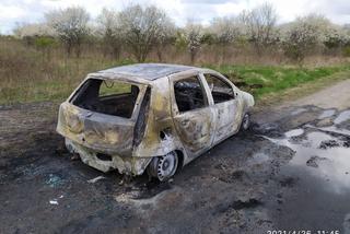 Tragedia pod Łodzią. Strażacy gasili płonący samochód. W środku znaleźli zwłoki!