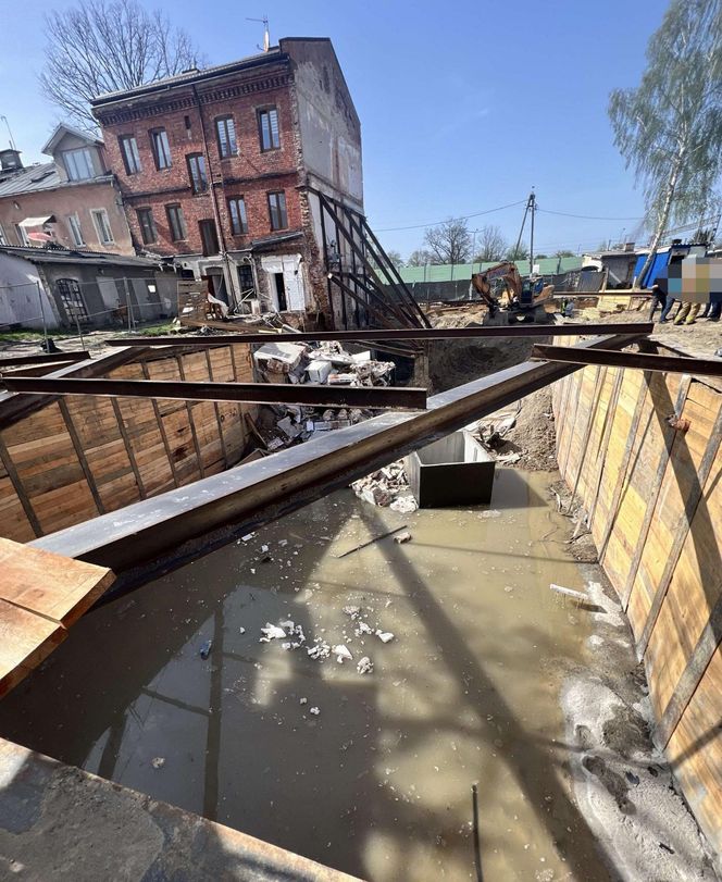 Katastrofa budowlana w Wołominie. Runęła część kamienicy. Koparka pod gruzami!