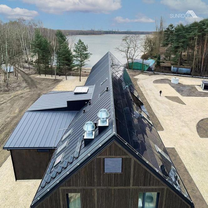 Dach solarny na obiekcie w stylu nowoczesnej stodoły