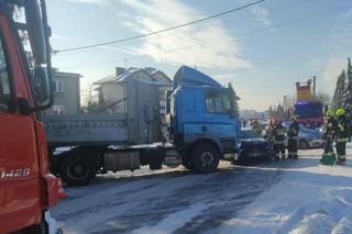 Wola Rzędzińska. Zderzenie ciężarówki z osobowym audi