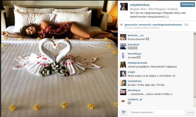 Herbuś chwali się dekoracją łóżka