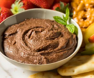 Hummus czekoladowy. Przepis na wegańską pastę z ciecierzycy na słodko