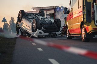 BMW dachowało na łuku drogi. 50-letnia pasażerka nie żyje, kierowca ciężko ranny  