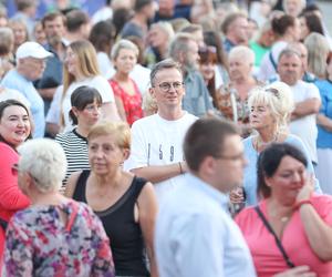 Potańcówka przed teatrem w Katowicach