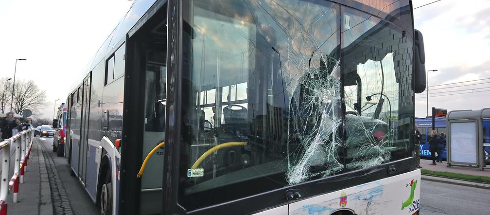 Kraków: Poważny wypadek na rondzie Grunwaldzkim. Karetka zderzyła się z autobusem