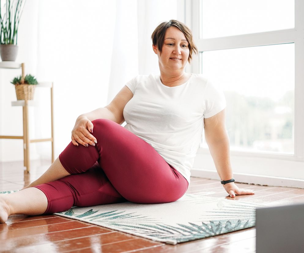 Otyła kobieta ćwiczy na macie