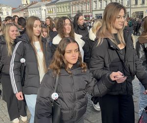 Maturzyści z Nowego Sącza zatańczyli poloneza na Rynku 